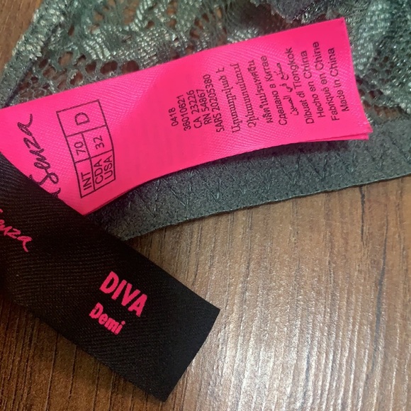 Like New LaSenza Diva Lightly Lined Bra - Picture 3 of 3